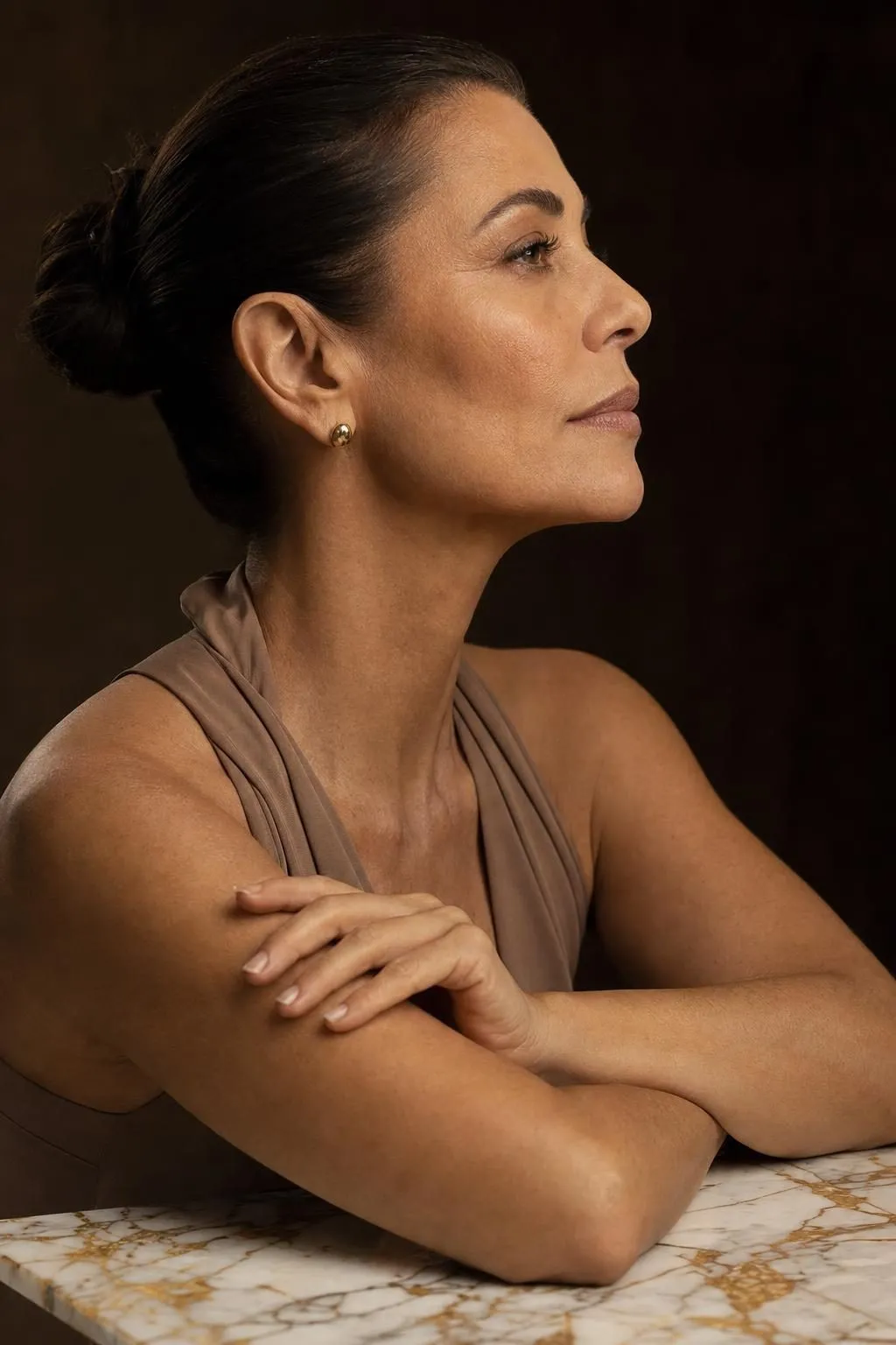 Imagem ilustrativa de mulher em perfil com contorno de mandíbula definido