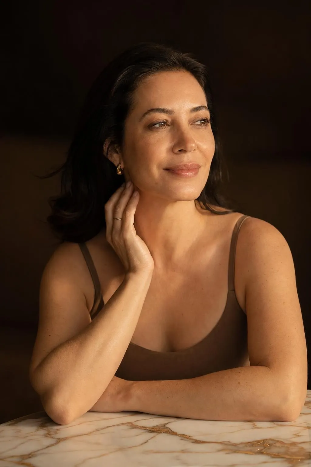 Imagem ilustrativa de mulher com expressão serena e testa suave